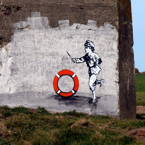 Bunker dans la nature avec street art représentant un enfant jouant avec une bouée - France  - collection de photos clin d'oeil, catégorie rues
